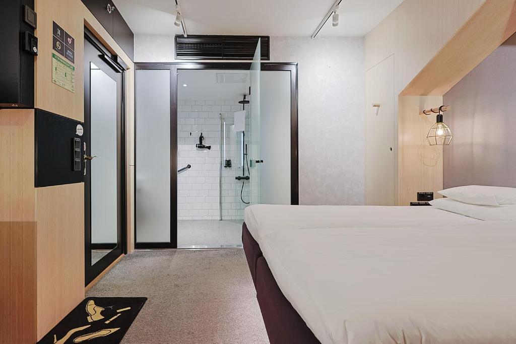 Hotel With Urban Deli Стокгольм Номер фото